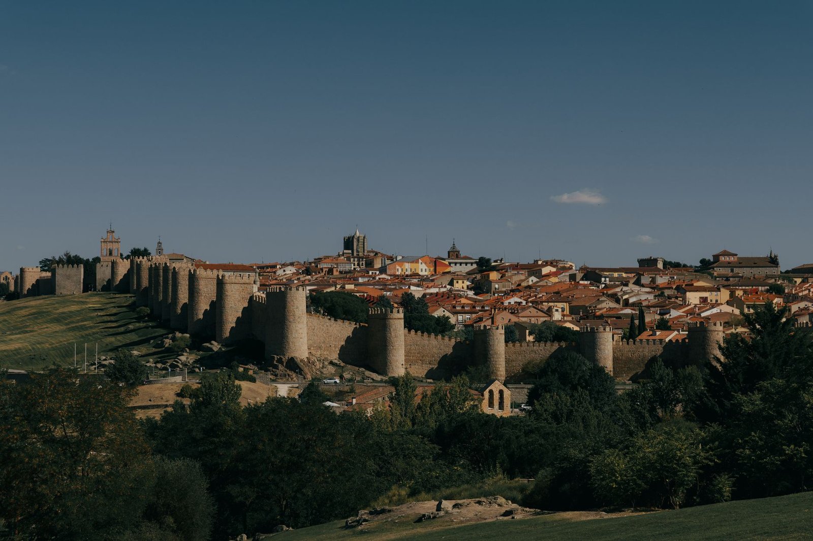 Muro de piedra antiguo con torres y aparejo de mampostería a la vista