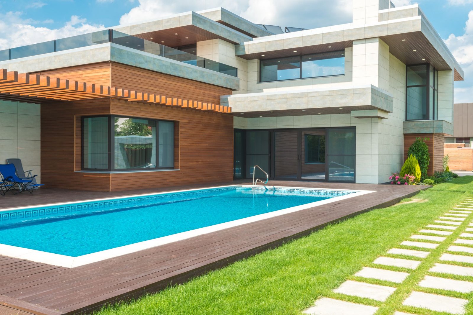 Casa moderna de una planta con alberca rectangular y terraza al atardecer